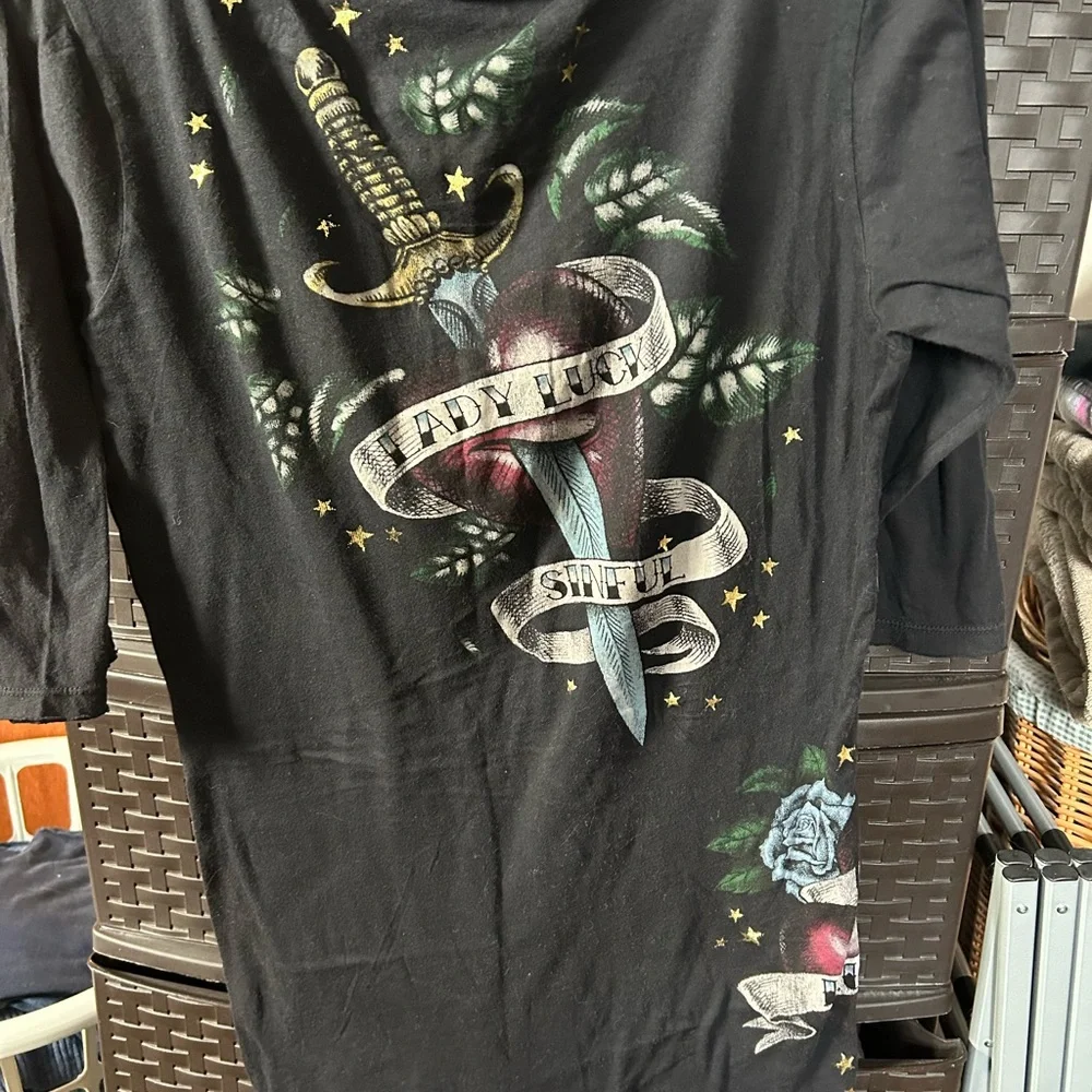 Black Graphic Women's Top new w/o tags - Picture 2 of 4